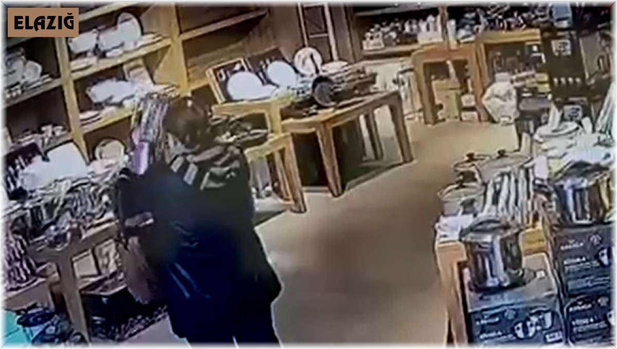 Güvenlik kamerasını görmesine rağmen hırsızlık yapan kadının pişkinliği pes dedirtti