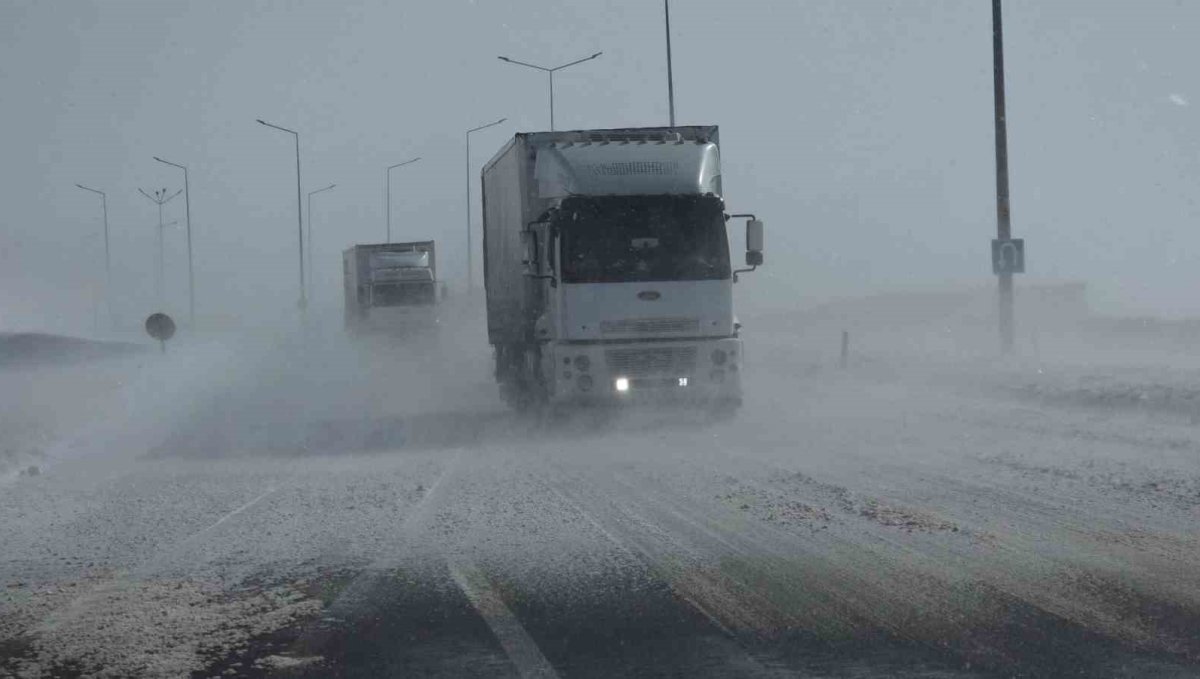 Güzeldere Geçidi'nde tipi trafiği olumsuz etkiliyor