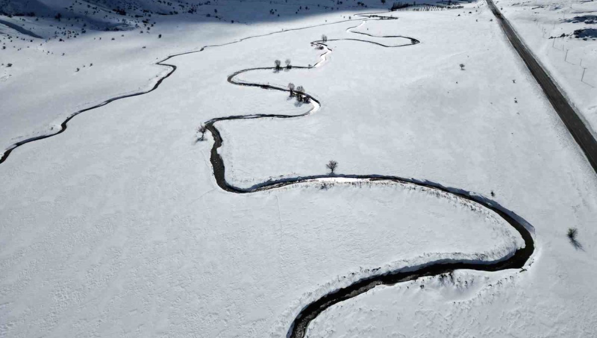 Güzeldere mendereslerinin kar manzarası hayran bıraktı