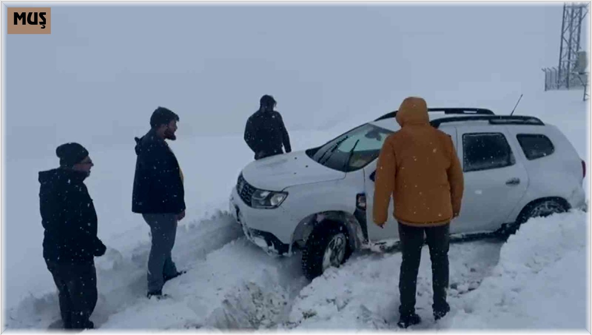 Habere giden gazeteciler karda mahsur kaldı
