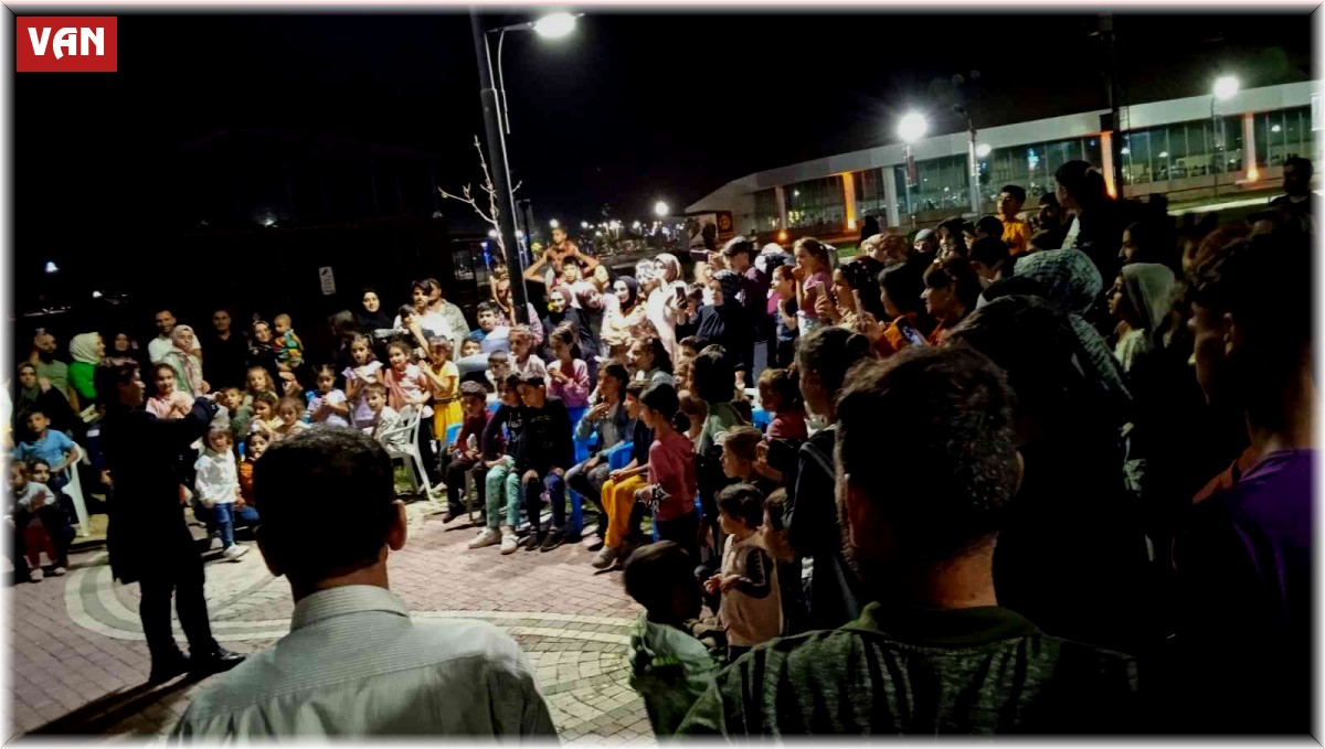 Hacivat-Karagöz oyunu çocuklardan büyük beğeni aldı