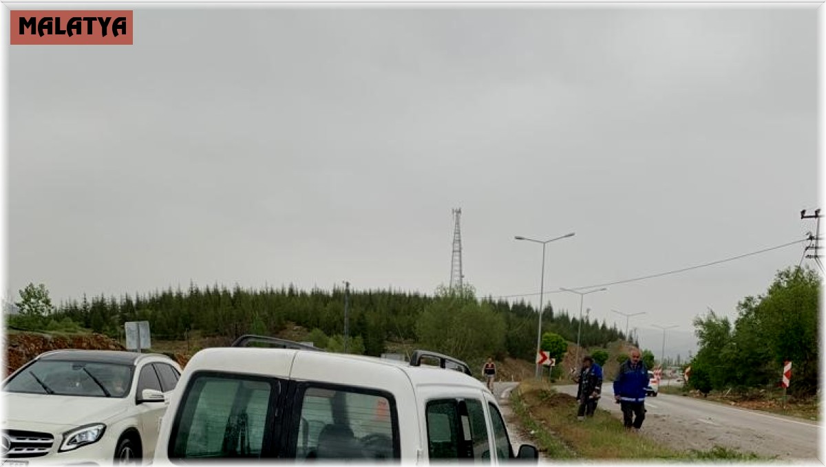 Hafif ticari araç aydınlatma direğine çarptı: 2 yaralı