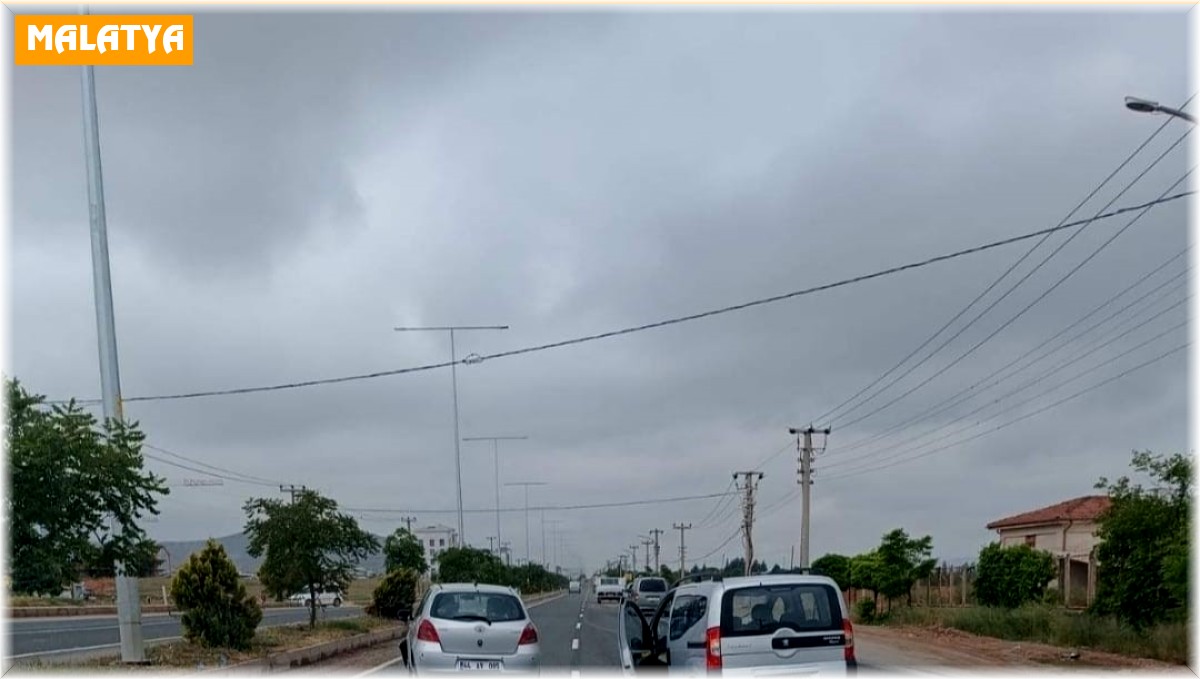 Hafif ticari araç ile otomobil çarpıştı: 2 yaralı