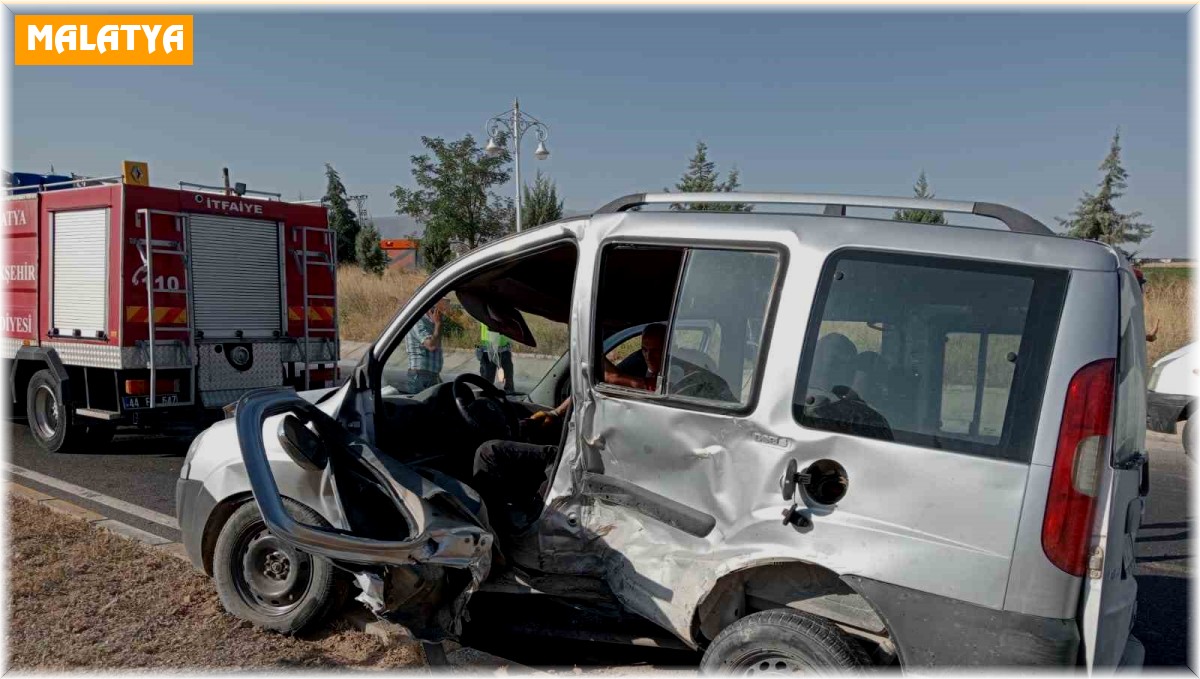 Hafif ticari araç ile otomobil çarpıştı: 3 yaralı