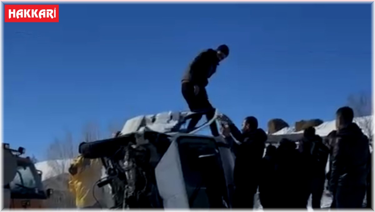 Hafif ticari araç iş makinesine çarptı: 1 yaralı