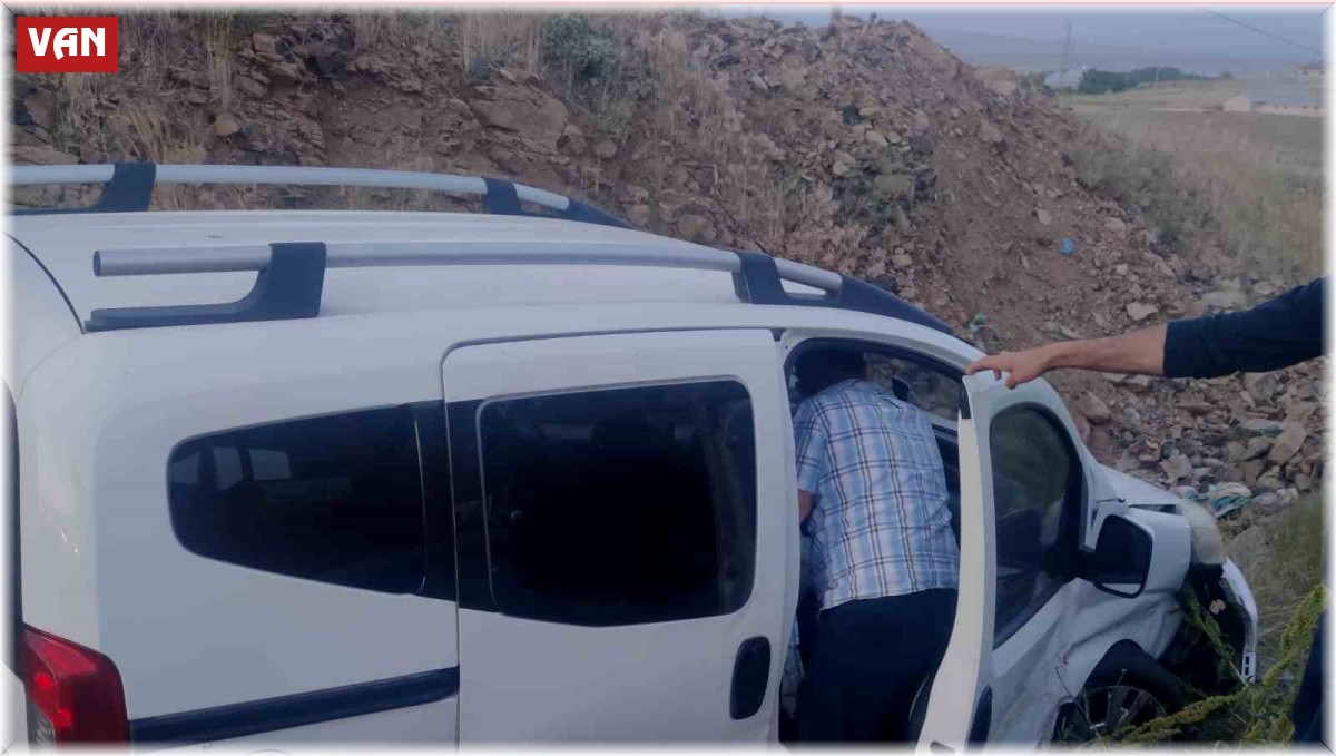 Hafif ticari araç kontrolden çıktı: 1 yaralı