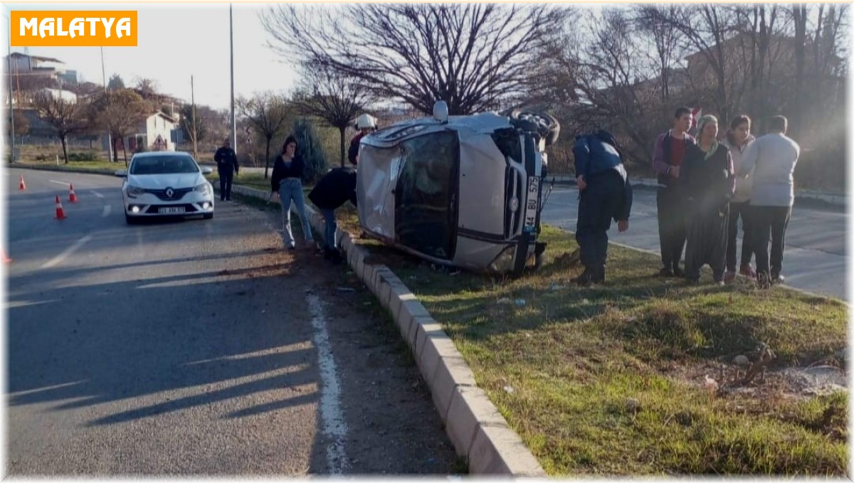 Hafif ticari araç refüje çarpıp yan yattı: 3 yaralı