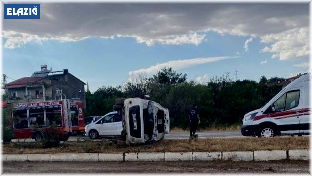 Hafif ticari araç yan yattı: 5 yaralı