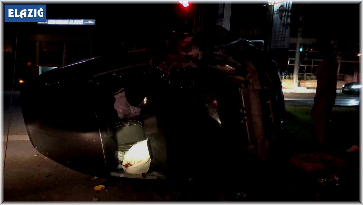 Hafif ticari araç yan yattı, emniyet kemeri hayat kurtardı