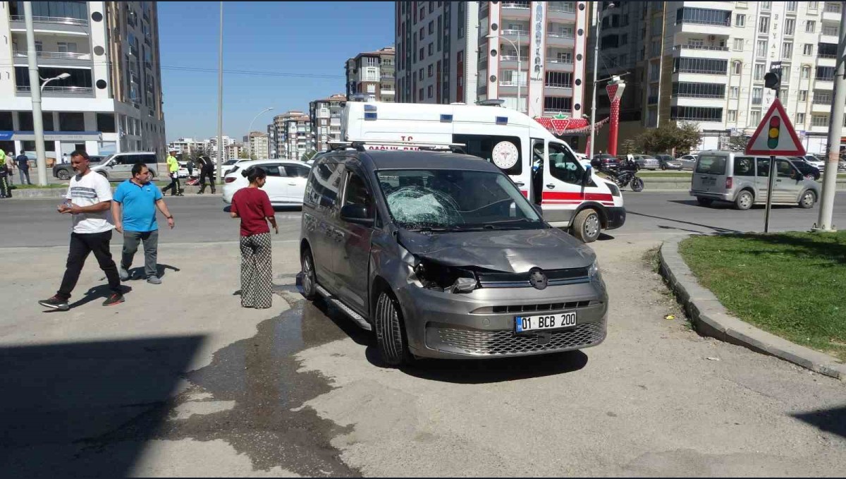 Hafif ticari aracın çarptığı anne ve 2 çocuğu ağır yaralandı