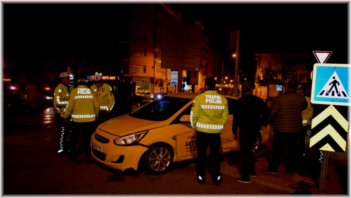 Hafif ticari aracın çarptığı ticari kaldırıma savruldu