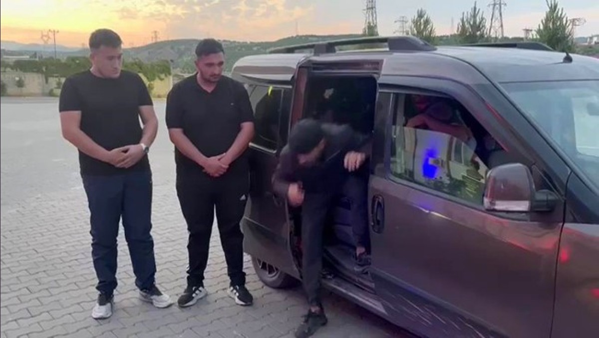 Hafif ticari aracın içinden 14 düzensiz göçmen çıktı