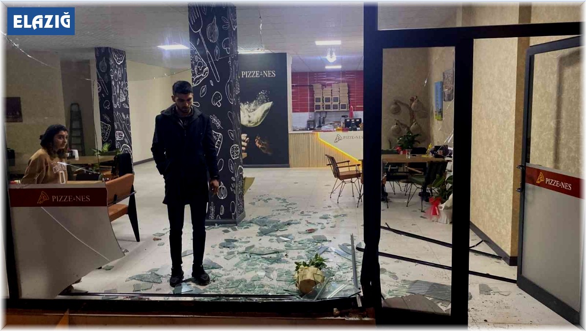 Hafif ticari aracın iş yerinin vitrinine çarpma anı güvenlik kamerasında