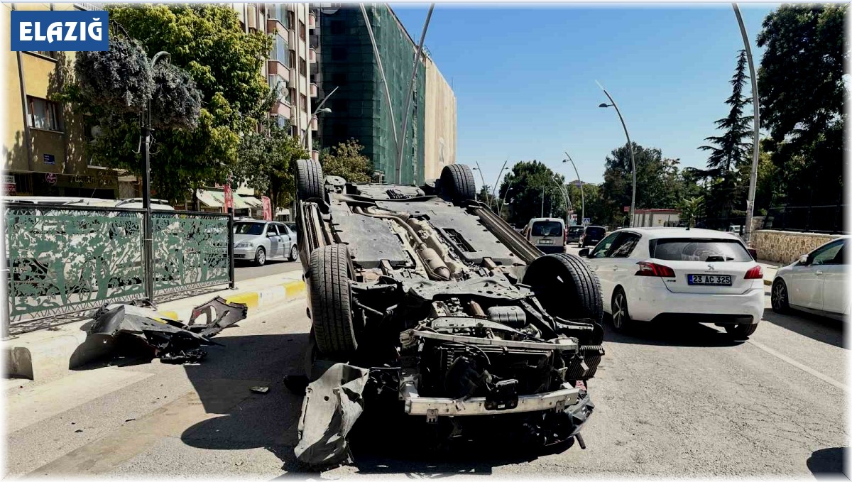 Hafif ticari araçla çarpışan otomobil takla attı: 3 yaralı