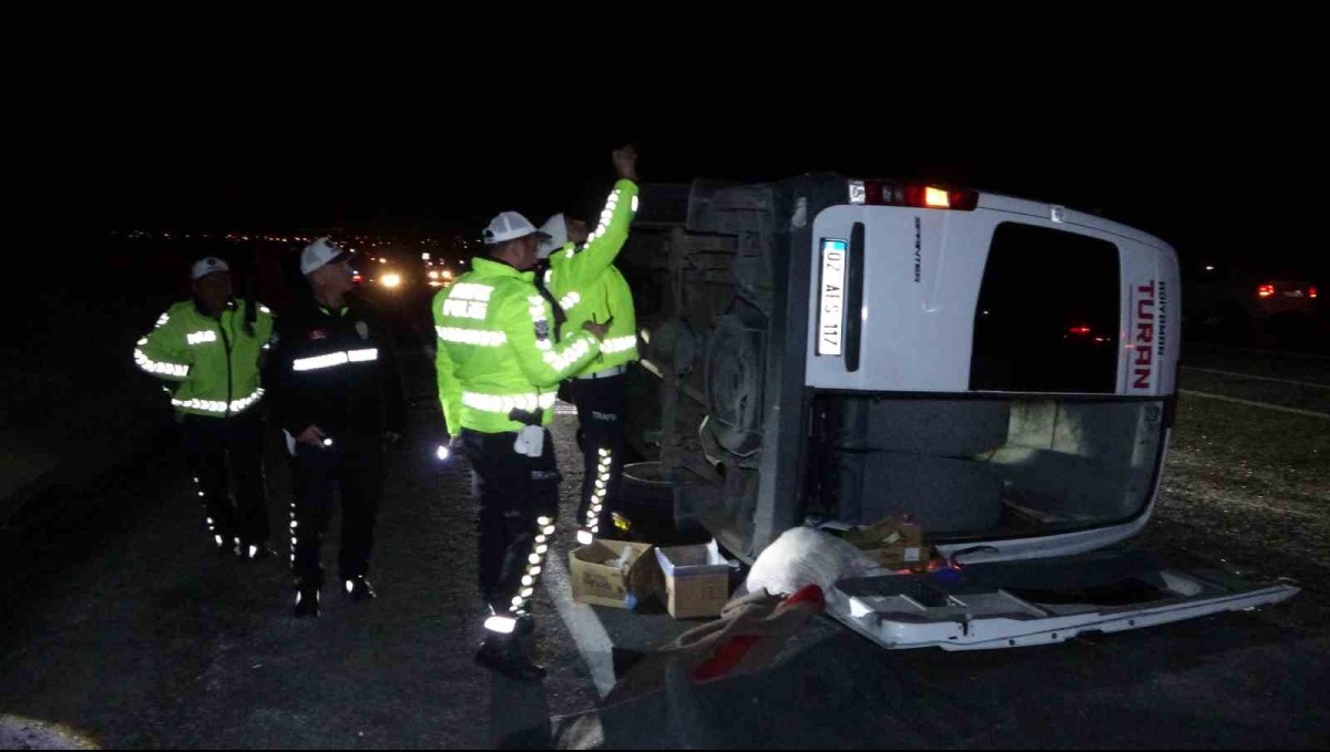 Hafif ticari araçla çarpışan tur midibüsü devrildi: 13'ü öğrenci 14 kişi yaralandı