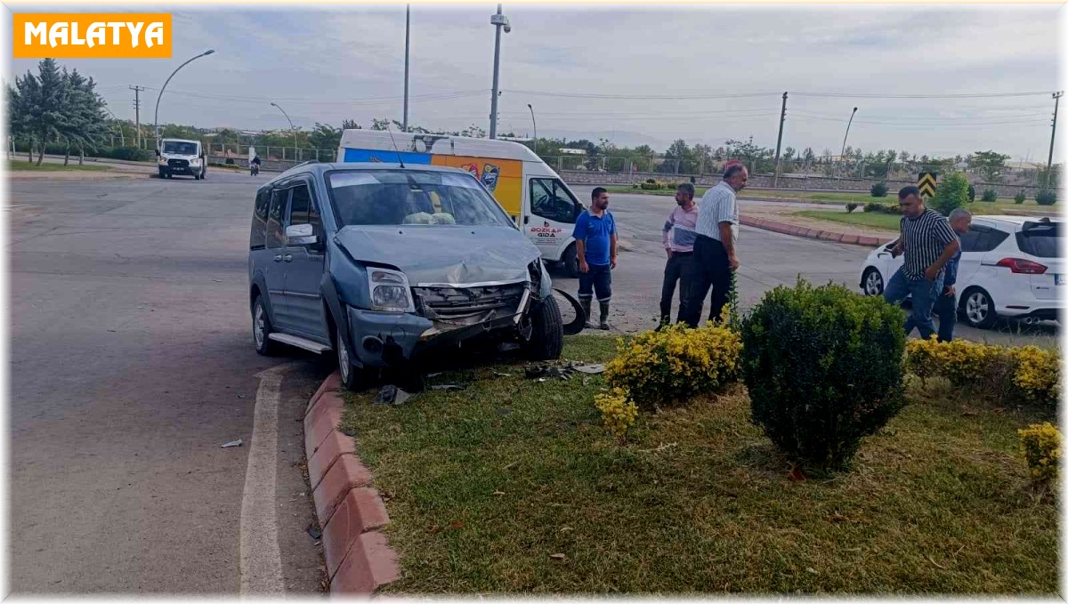 Hafif ticari araçla otomobil çarpıştı: 1 yaralı