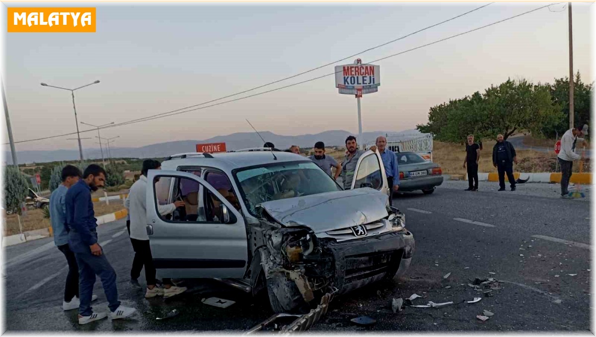 Hafif ticari araçla otomobil çarpıştı: 5 yaralı
