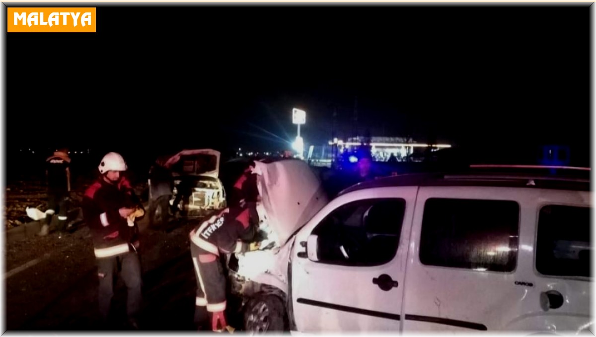 Hafif ticari araçla pikap çarpıştı: 2 yaralı