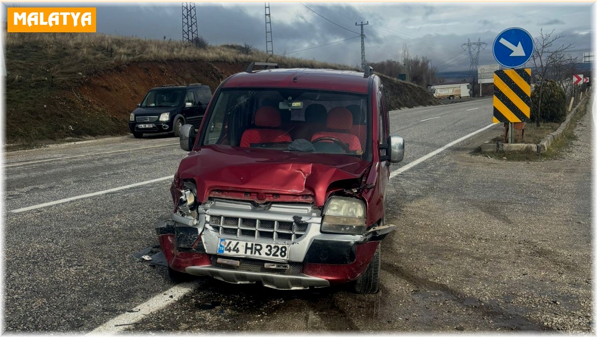 Hafif ticari araçlar çarpıştı, 1 yaralı