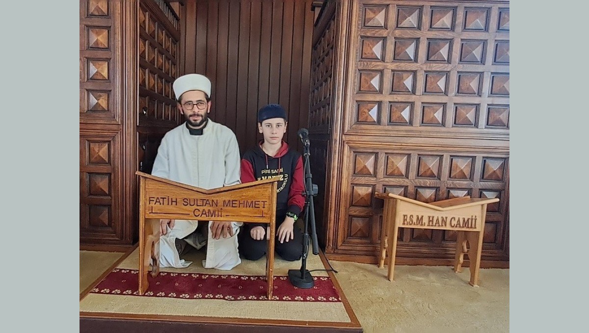 Hafız baba ve oğlu aynı camide ezberden mukabele okuyor