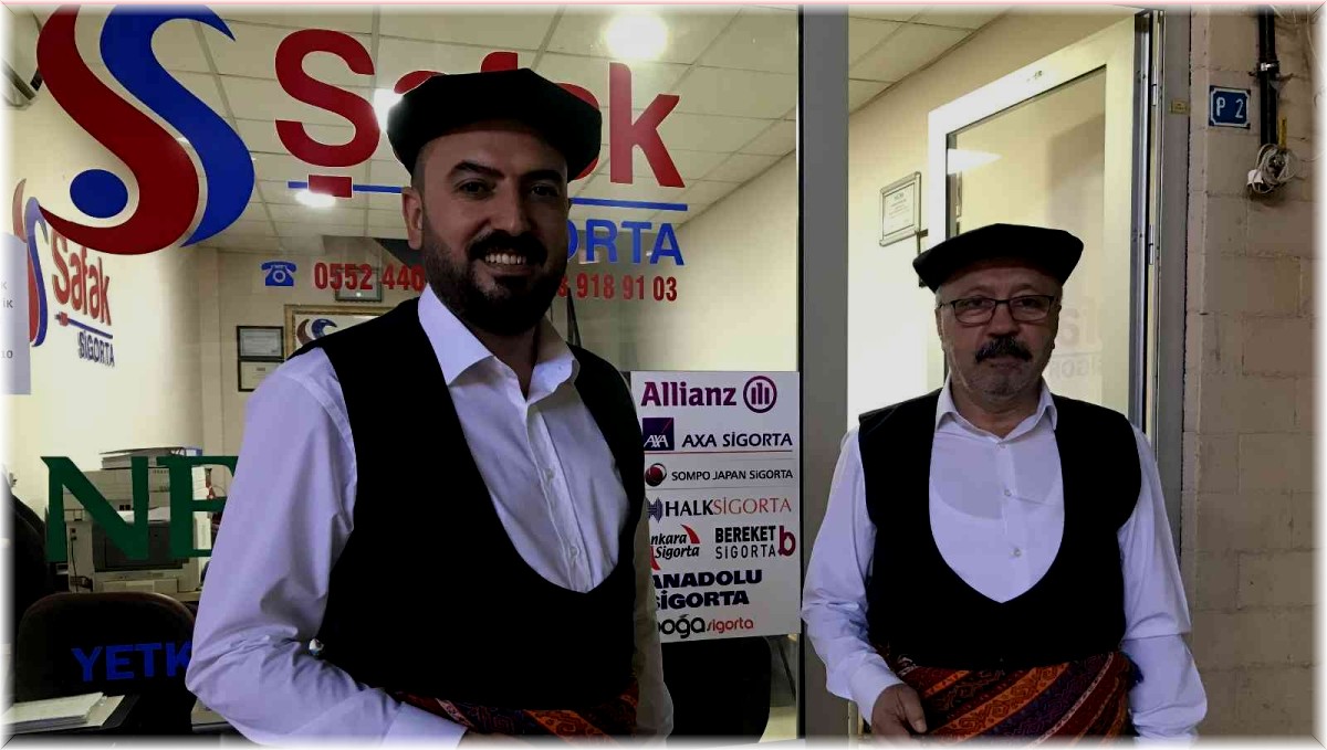Haftanın bir günü yöresel kıyafetlerle müşterilerin karşısına çıkıyorlar