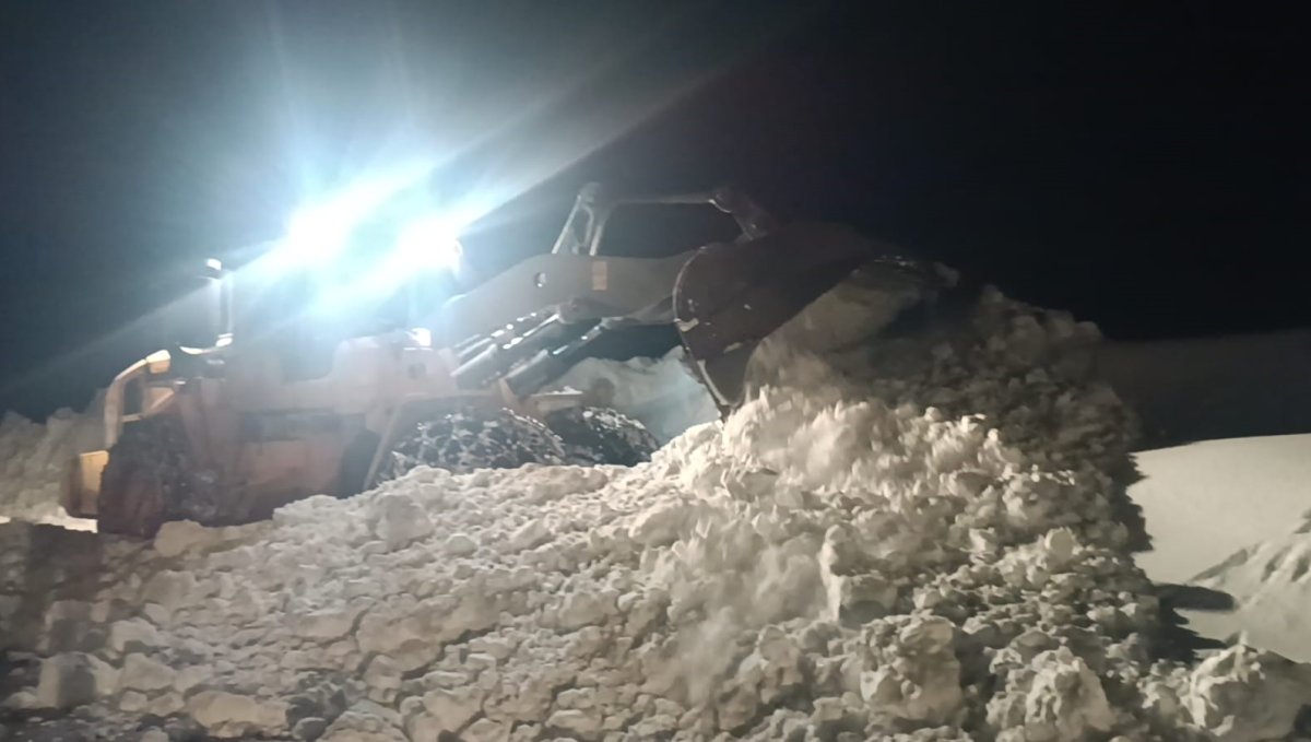 Hakkari 2.800 rakımda yol genişletme çalışması