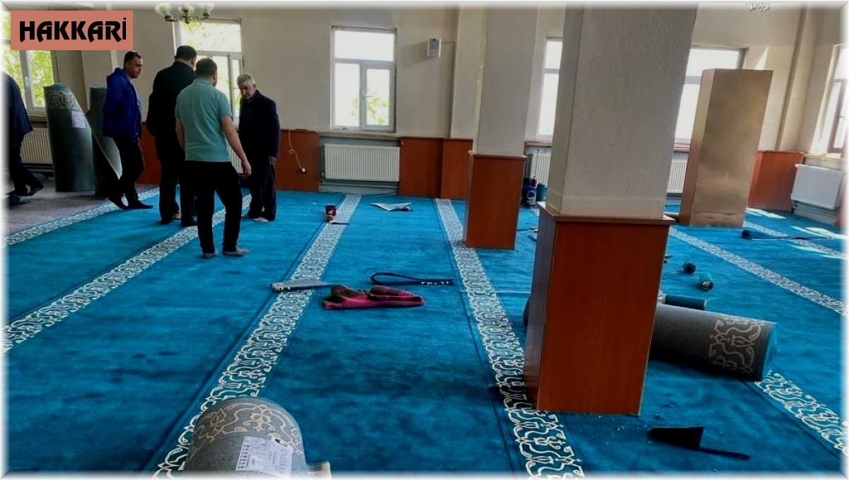 Hakkari Belediyesi caminin halılarını değiştirdi
