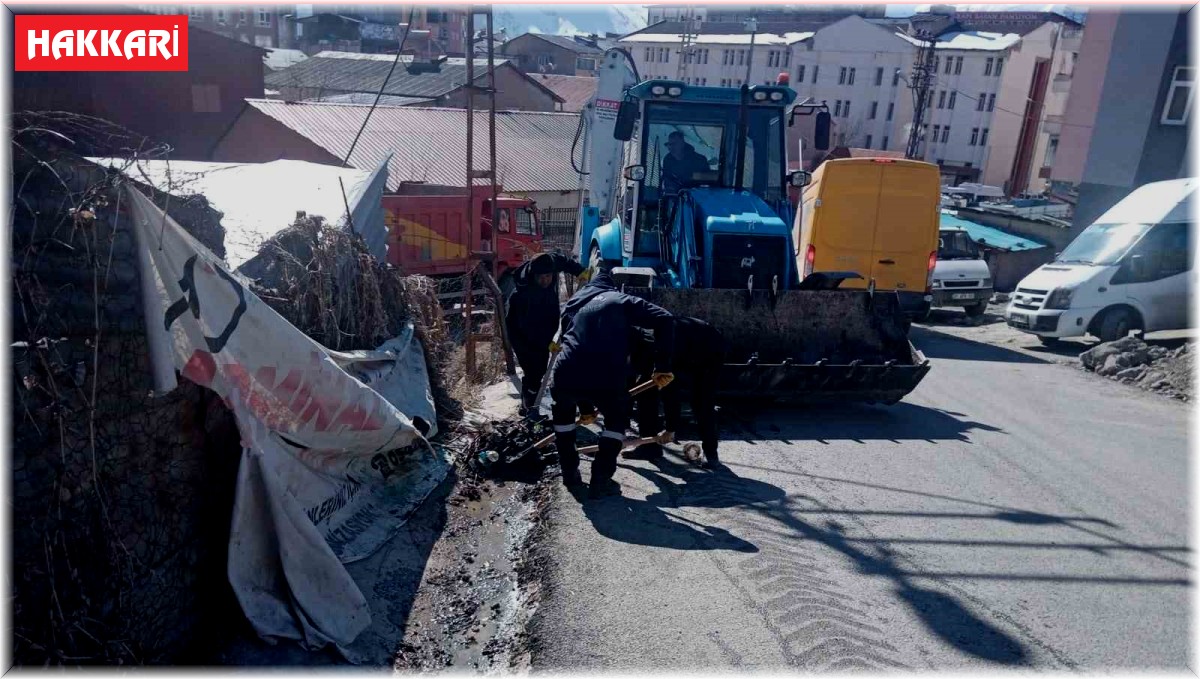 Hakkari Belediyesi kanal temizliği başlattı