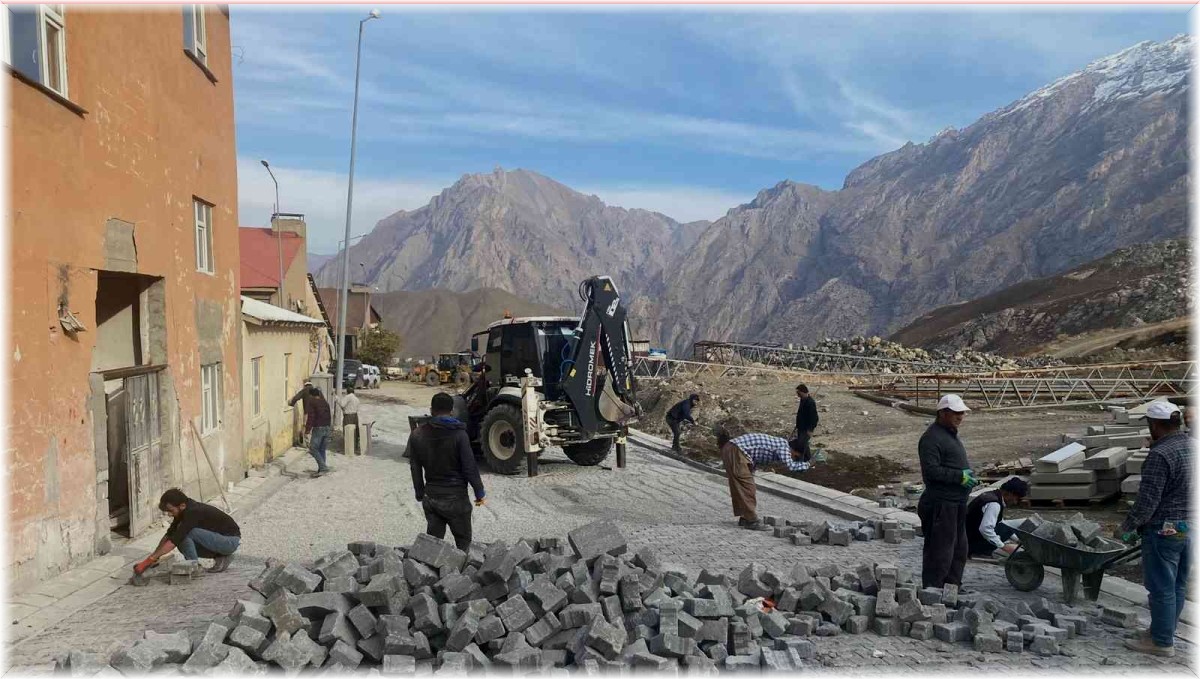 Hakkari Belediyesi, Küçük Sanayi Sitesi'nde alt yapı çalışmalarını sürdürüyor