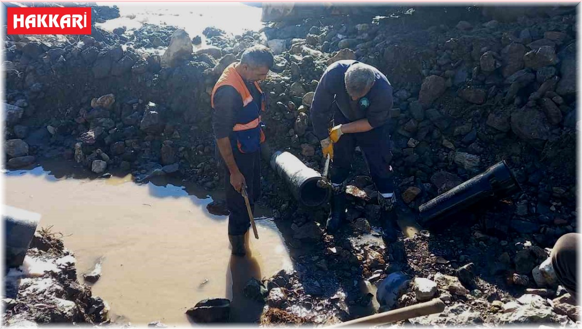 Hakkari Belediyesi'nden su arızasına müdahale