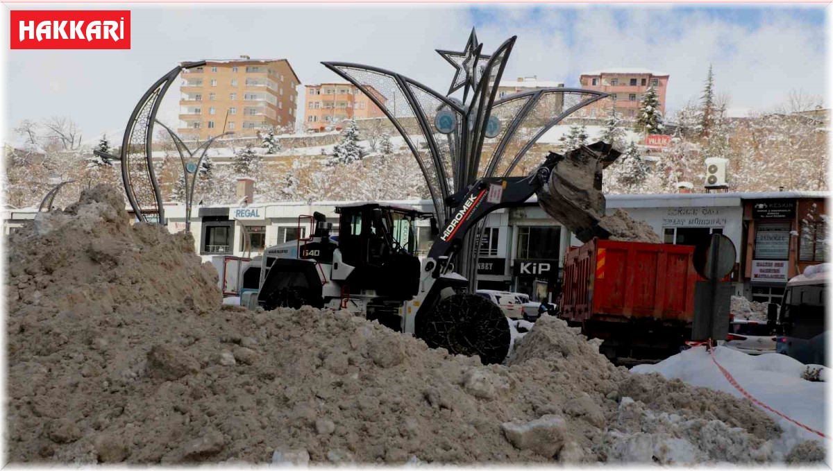 Hakkari Belediyesi'nin karla mücadele çalışmaları devam ediyor