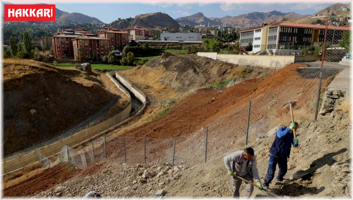 Hakkari Belediyesi patika yola merdiven yaptı
