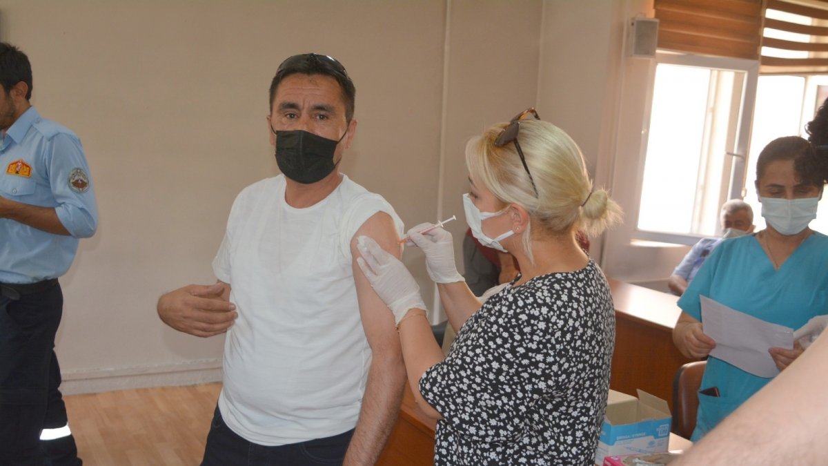 Hakkari Belediyesi personeli korona virüs aşısı oldu