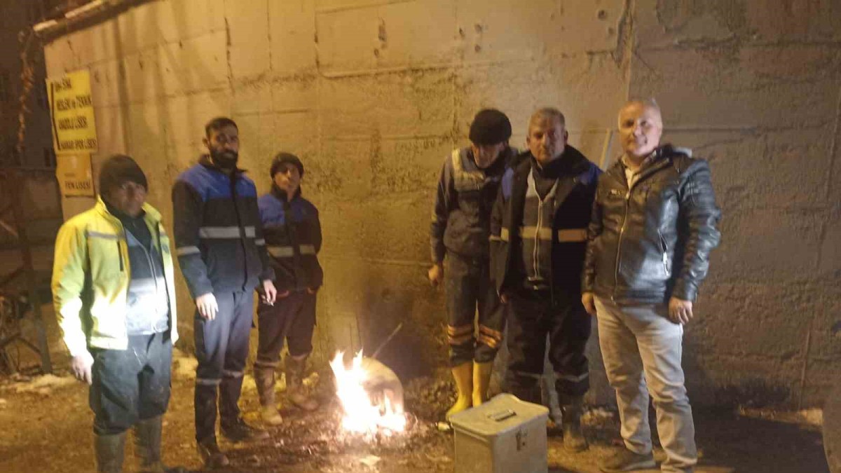 Hakkari Belediyesi Su ve Arıza ekipleri zorlu kış şartlarına meydan okuyor