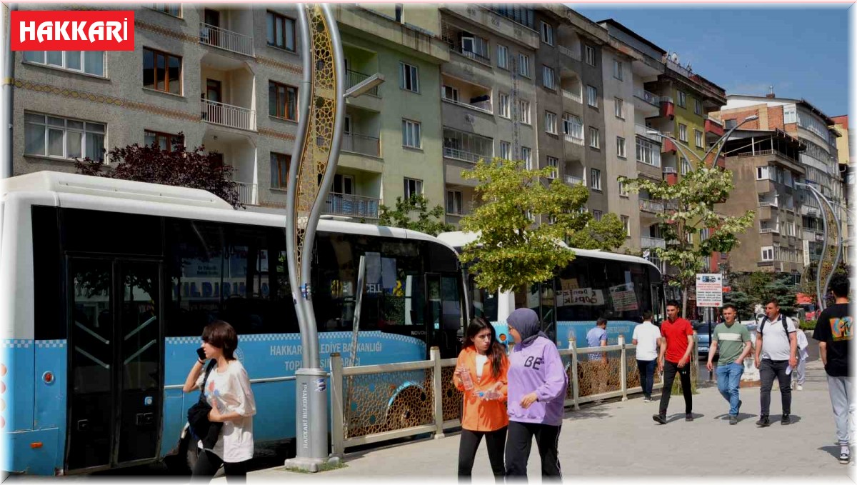 Hakkari Belediyesi YKS adalarını ücretsiz taşıdı