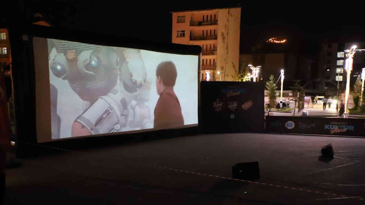 Hakkari Belediyesinden "Açık Hava Sinema" etkinliği