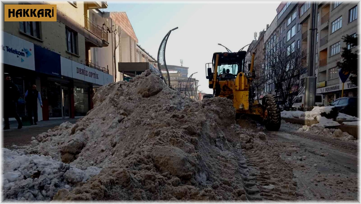 Hakkari belediyesinden buz ve karla mücadele çalışmaları