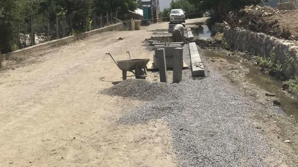 Hakkari Belediyesinden parke taşı döşeme çalışması