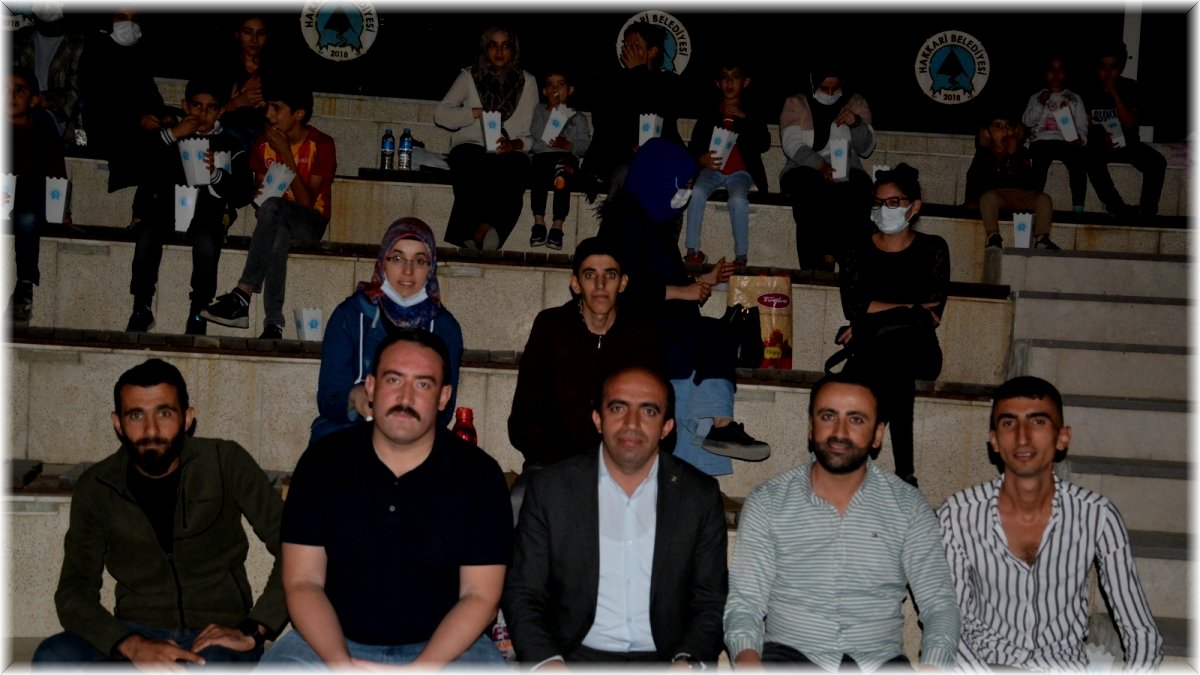 Hakkari Belediyesinin açık hava sineması kentte renk kattı