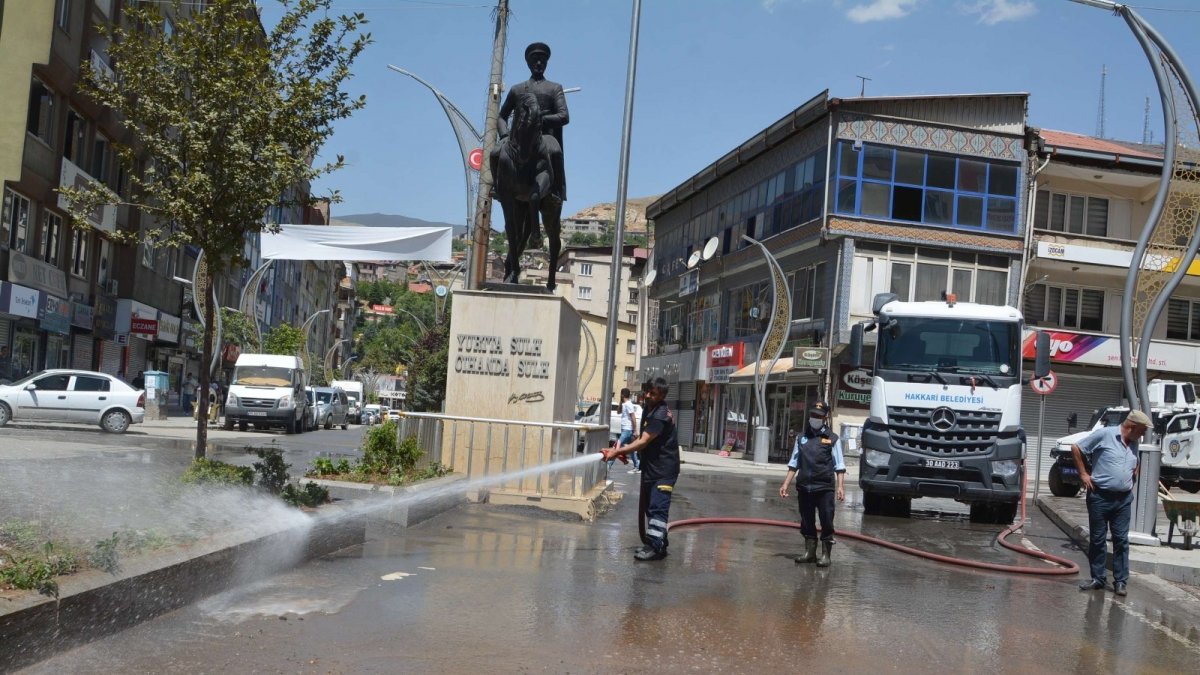 Hakkari caddeleri tazyikli suyla yıkandı