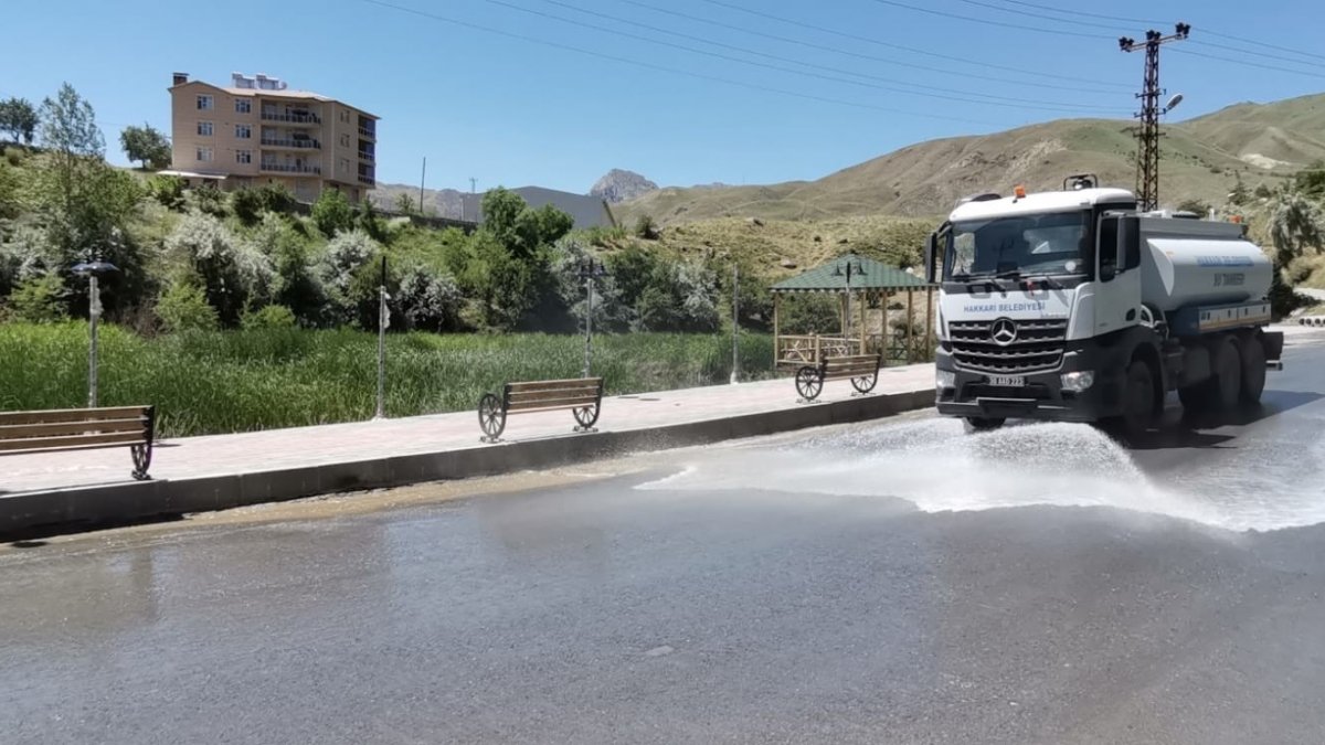 Hakkari caddeleri tazyikli suyla yıkandı