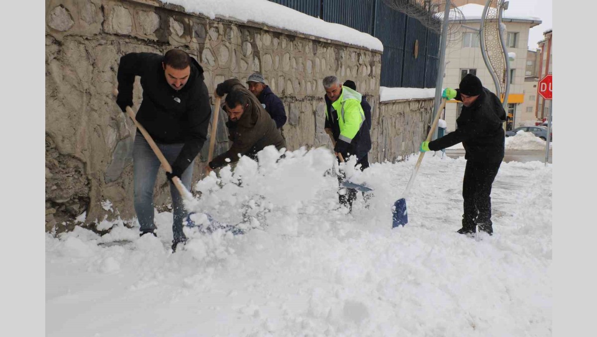 Hakkari çarşısında karla mücadele sürüyor