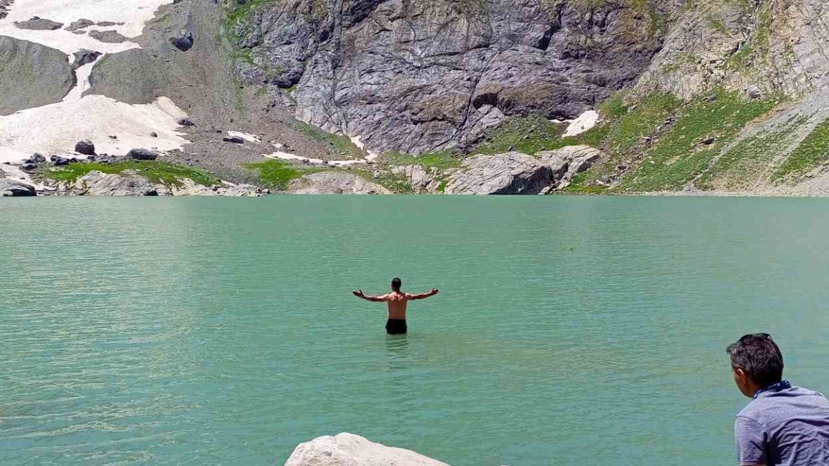 Hakkari Cilo Dağı bölgesindeki 4 bin rakımda saklı cennet Kervan Gölü'nde yüzme keyfi