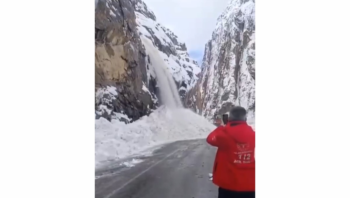 Hakkari-Çukurca karayolunda 2 ayrı çığ düştü: Yol ulaşıma kapandı