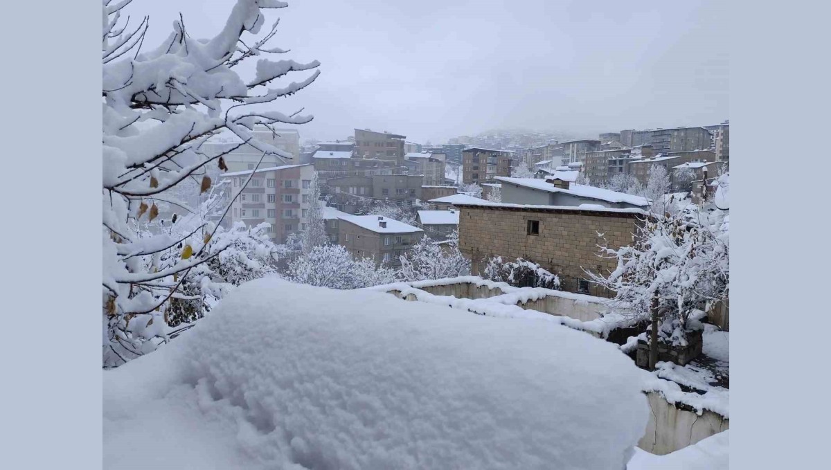 Hakkari'de 13 köy ve 30 mezra yolu ulaşıma kapandı