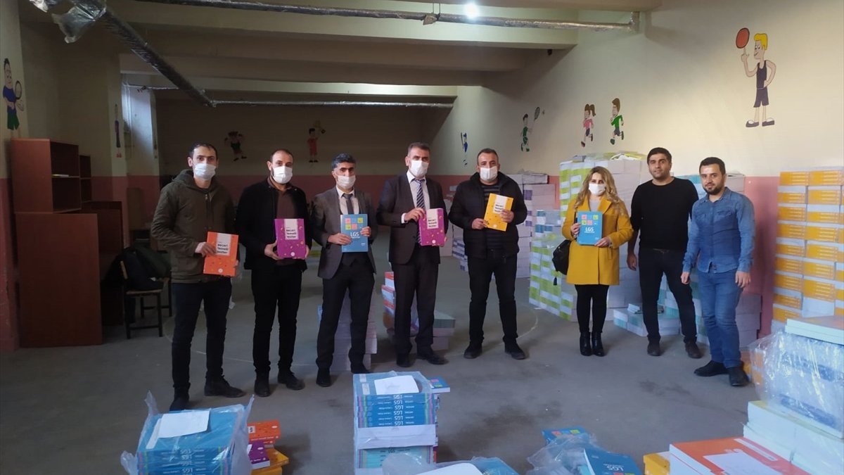 Hakkari'de 15 bin öğrenciye kaynak kitapları dağıtıldı
