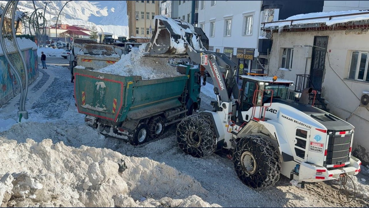 Hakkari'de 20 bin ton kar şehir dışına taşındı