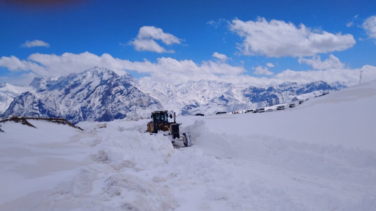 Hakkari'de 36 yerleşim yolu ulaşıma açıldı