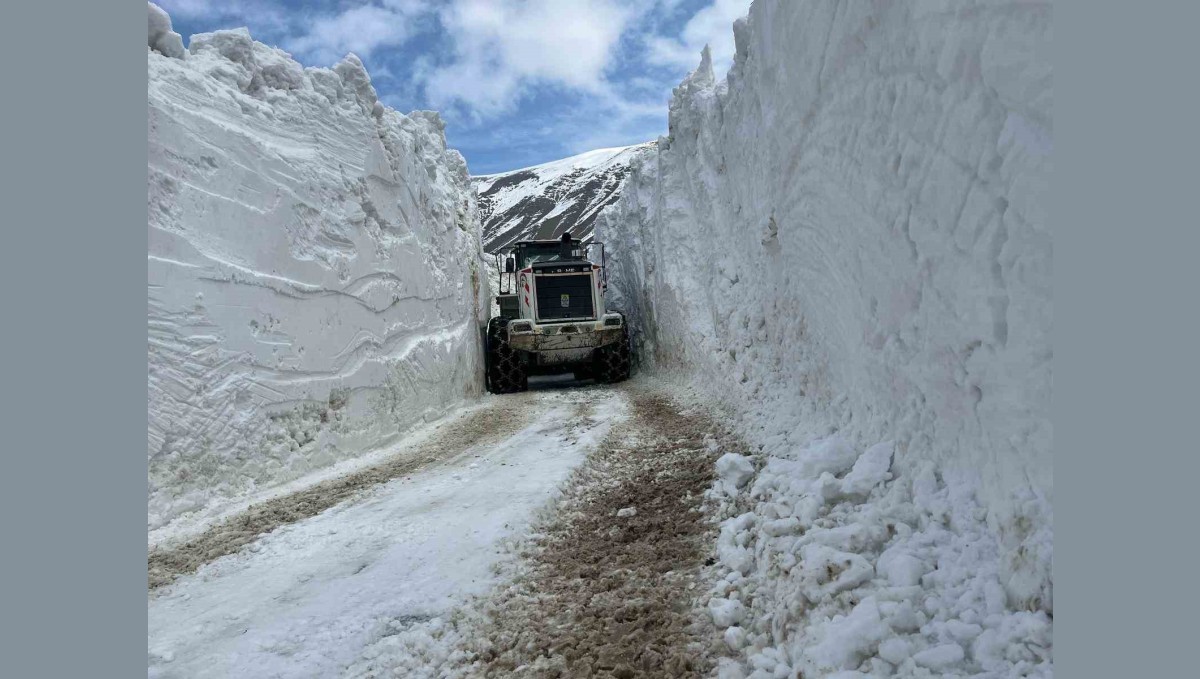 Hakkari'de 5 metreyi aşan karda yol açma çalışması