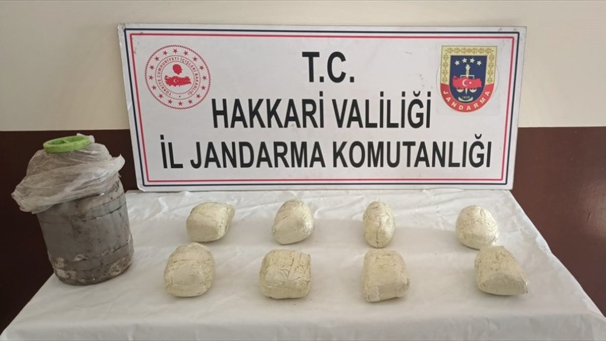 Hakkari'de 8 kilogram eroin ve 12 litre asit anhidrit ele geçirildi